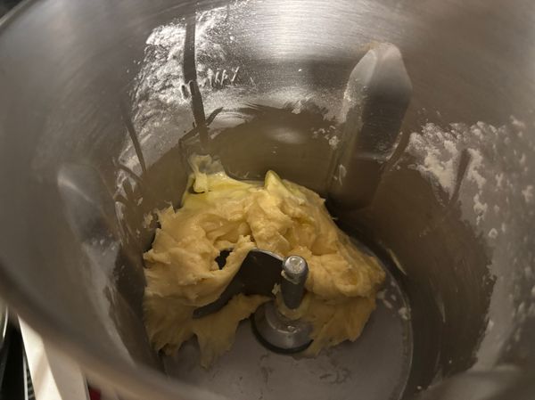 這是機器攪完還沒加奶油的樣子，微黏壁但其實拿起來不會黏手，已靜置10分鐘加奶油（室溫軟化的，不是整個融化的

*用機器就是有風險攪太過會斷筋，時間要短一點2～3分鐘