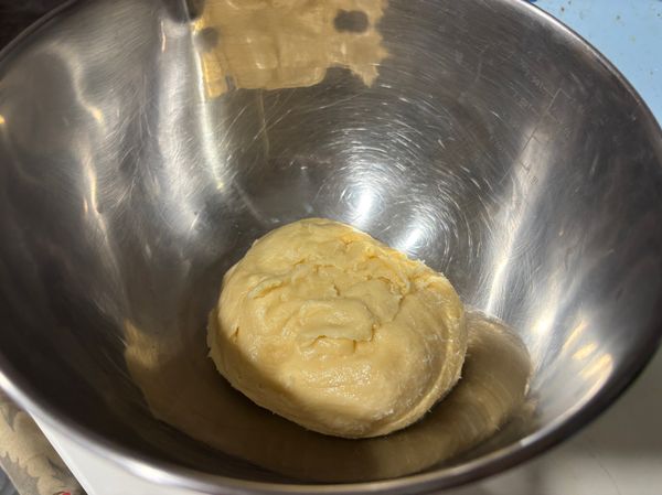 這是加奶油攪拌（機器攪拌3分鐘）的樣子，其實有點過發（邊邊毛毛的），可是按壓後並沒有回彈，所以就沒有再繼續攪打了（還好有救回來😅）

*實作心得：加奶油的和麵糰還是用手揉會比較好掌控時間