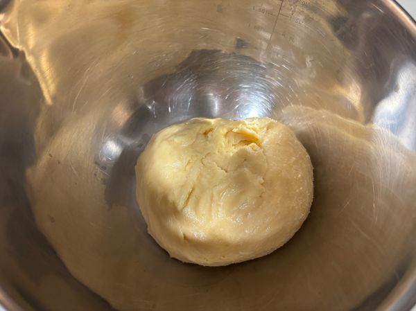 第一次發酵，室溫發酵至約1.5倍，我有用矽膠保鮮膜包起來，這次其實沒有膨脹很多，我超怕失敗，還好成果有起來，所以還是不要太急躁狂打🤣