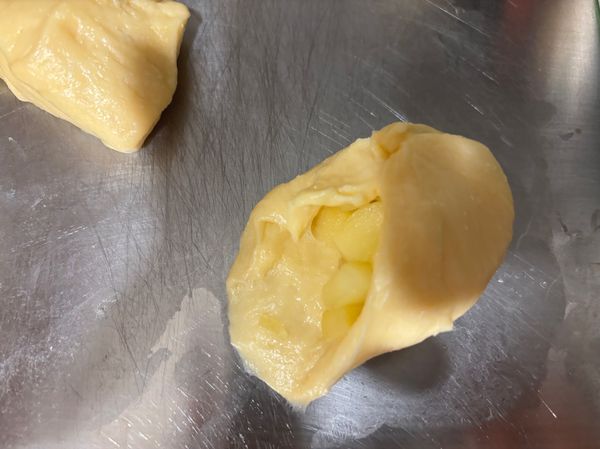 隨性包起來，邊緣麵糰拉起來往內包，記得要收口捏一捏