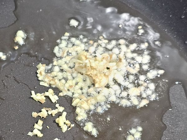 薑切末，用少許油爆香。