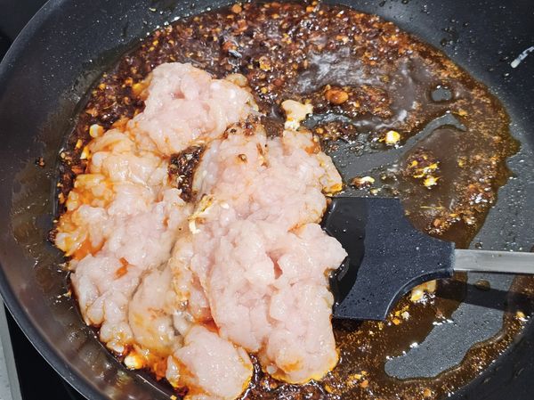 加入漬好的絞肉炒熟。
