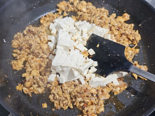 加入鹽滷豆腐小丁拌炒均勻。
