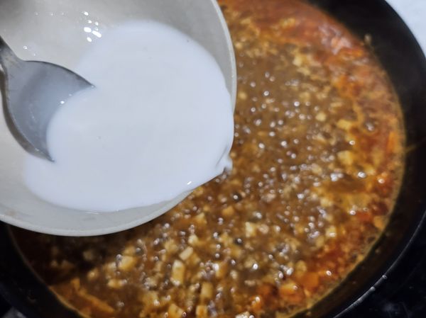 加入太白粉與水調好的太白粉水勾芡。