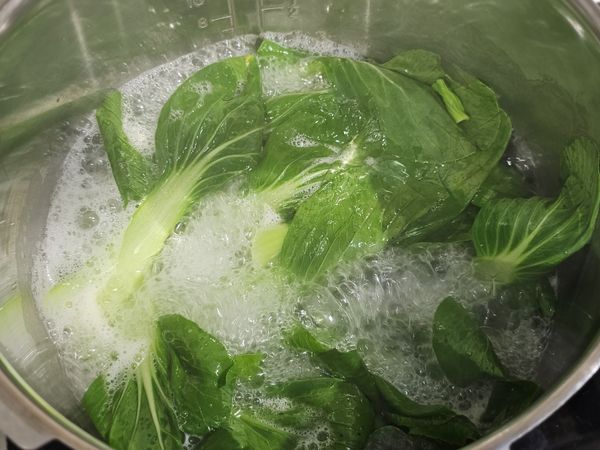 在煮滾婆豆腐時，另起一鍋水，將青江菜燙好（加少許油拌勻瀝乾）。