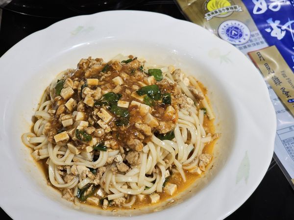 本來我不是太喜歡吃扁麵，因為超容易煮到太軟爛，但是統一好勁道月見雞蛋風味麵煮好的時間快，煮好之後，Q彈爽滑，很美味。愛上了啊！