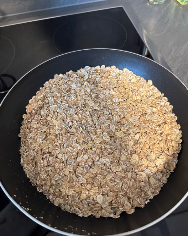 把燕麥翻炒，大約10分鐘，直到有香味和上色後拿出來備用

dry-fry the oatmeal for about 10 minutes until the color becomes darker.