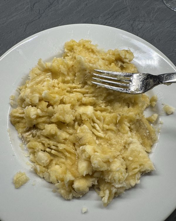 三根香蕉用叉子壓成泥

press the 3 bananas with fork into mash