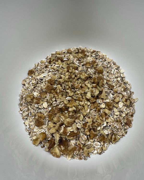 燕麥加入核桃碎和鹽

add the walnuts and salt into the oats