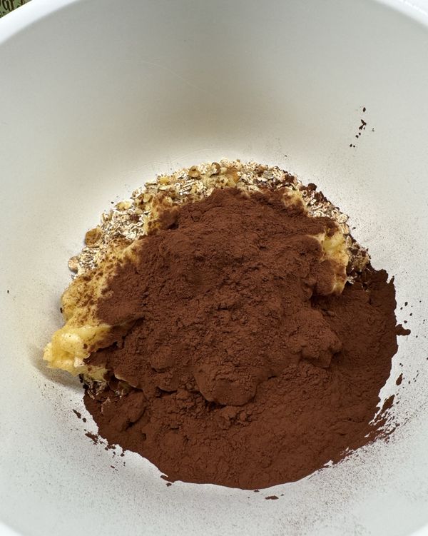 加入香蕉泥和可可粉攪拌均勻

add the banana mash and cocoa powder
