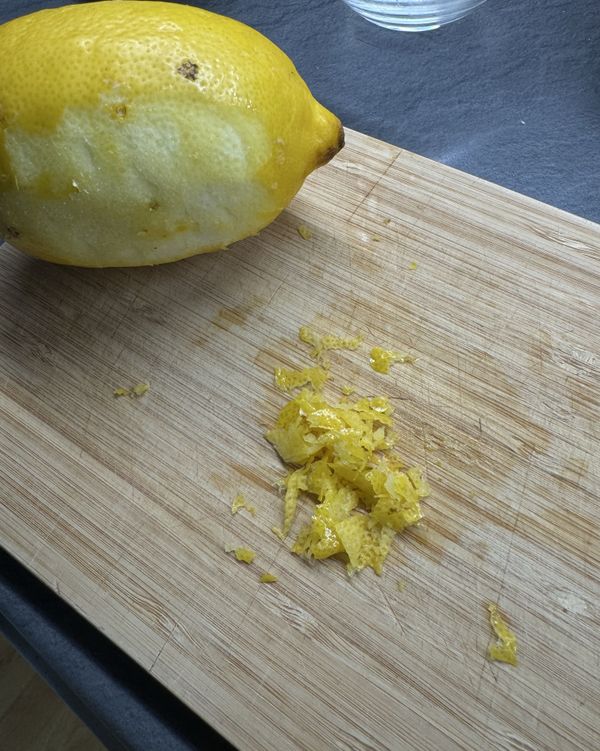 檸檬取少許皮，切碎

take some lemon peels and cut it fine