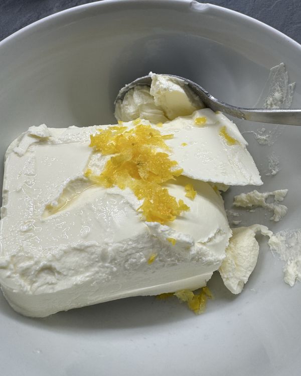 加入檸檬皮和檸檬汁進鲜奶油乳酪攪拌均勻

add the lemon peels and lemon juice into the cream cheese