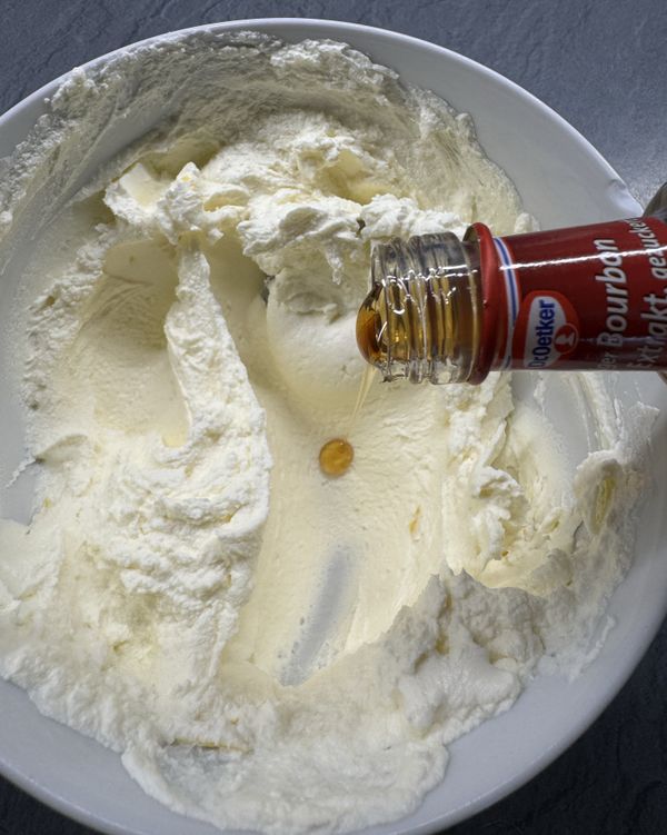 加入香草精提味

add the vanilla extract
