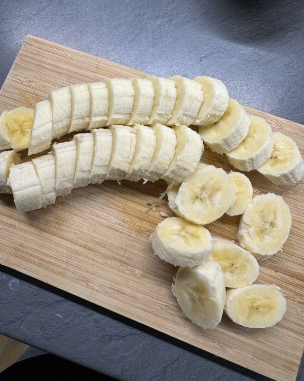 兩根香蕉切段

cut 2 bananas