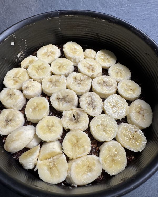 把香蕉段擺上鋪好的蛋糕底

put bananas into the form