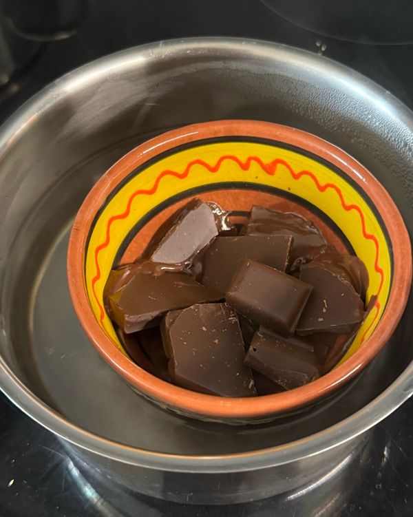 巧克力隔水加熱融化

melt the chocolate with warm water bath