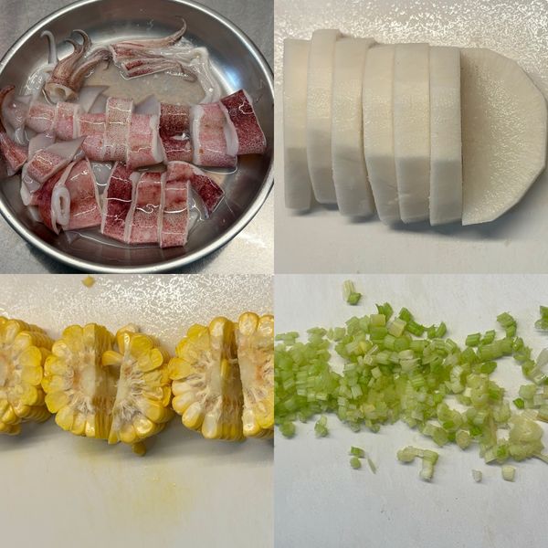 前置處理：
1.干貝： 沖洗後，加薑片浸泡 20 分鐘。
2.小卷：
(1)清除內臟、軟骨，保留紅皮切圈。
(2)燒一鍋水放1片薑片，及一把青蔥，水滾下小卷燙 60秒，撈起後立刻冰鎮。
3.白蘿蔔：
削皮後，切成薄扇形備用。
4.玉米：
剝皮後，切成半圓形備用。
5.芹菜：
洗淨後，切珠備用。