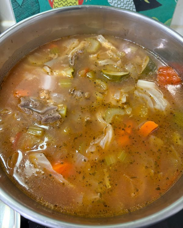 1.牛腩切塊，川燙一下拿起來，加橄欖油跟洋蔥一起炒香後熄火。
2.其他食材一起加入用電子鍋燉煮。
3.起鍋後再調味，喜歡酸就多給點蕃茄醬。