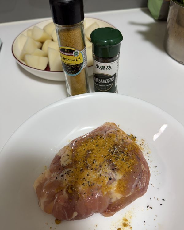 用鹽巴醃製雞腿排
