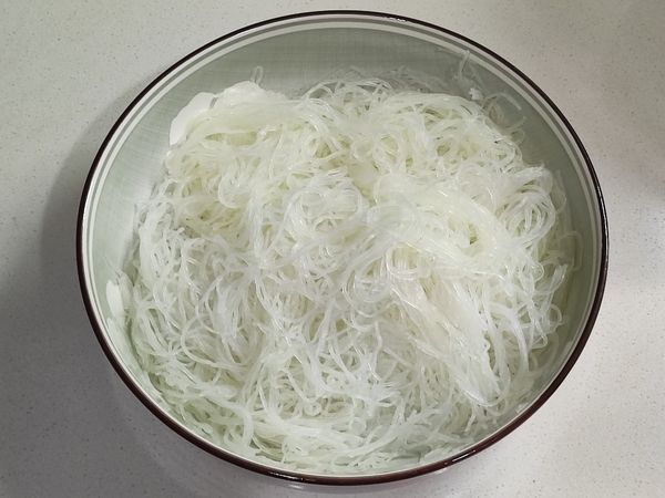 冬粉加水泡軟(約30分鐘)