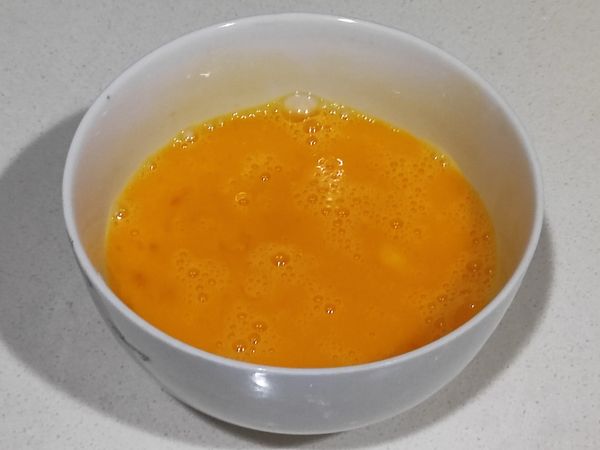 蛋打散成蛋液。