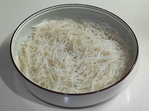 冬粉粉絲+香油+醬油拌勻