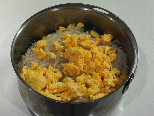 韭菜+冬粉粉絲+蛋碎+1大匙植物油拌勻