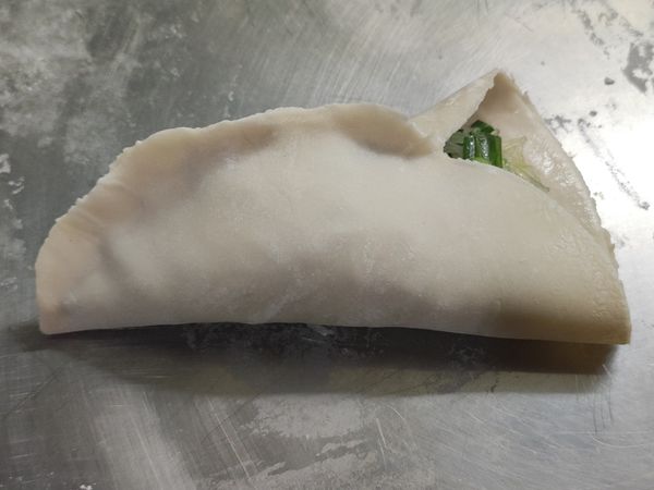 將左半部的麵皮捏合