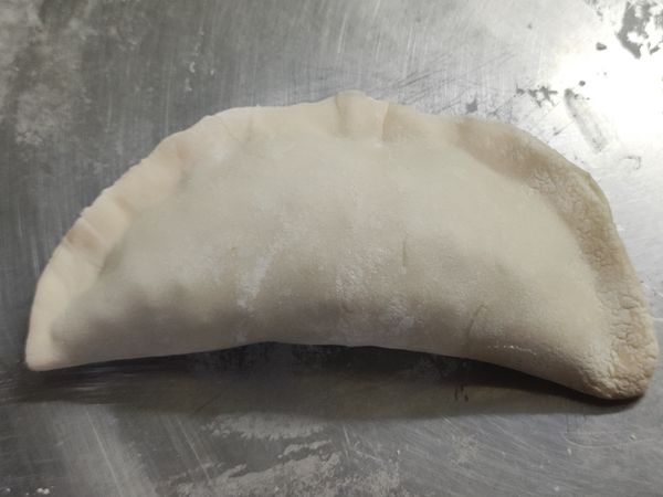 將右半部的麵皮捏合
