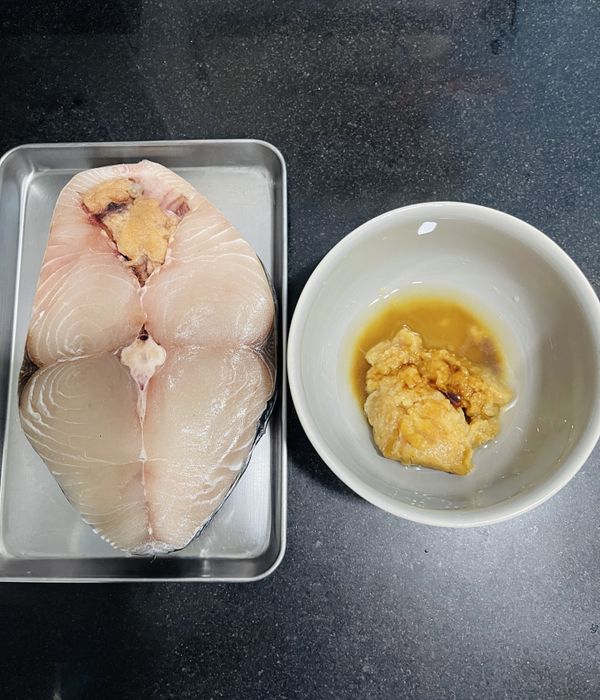 𩵚魠魚洗淨後擦乾，接著調製味噌醃料，先將冷開水加入味噌中調勻；