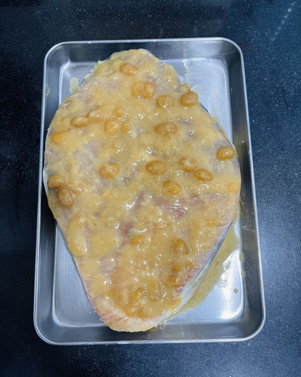 均勻鋪滿𩵚魠魚的兩面；