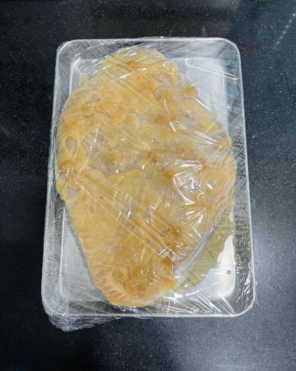 保鮮膜包起來，冰箱冷藏4小時以上，過夜更入味，但不要醃超過2天；