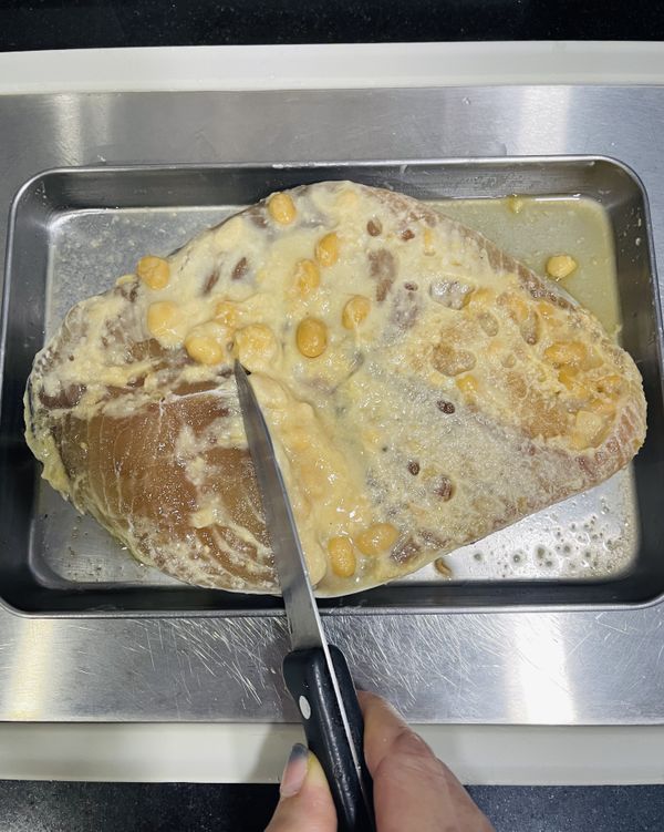 烤箱預熱到200度，把魚身上的味增刮除，擦乾淨，刮下的味噌漢子拿去煮湯；