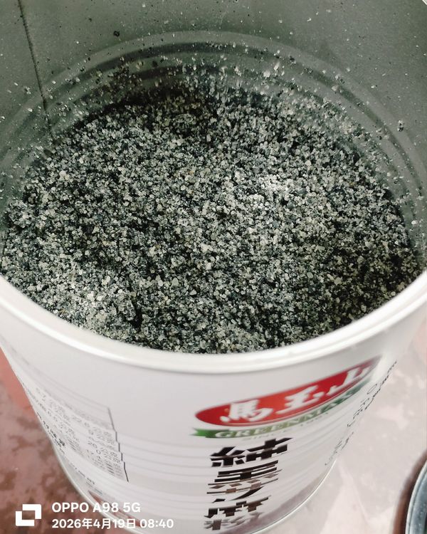 將糖霜及黑芝麻粉裝入馬口鐵罐內
攪拌均勻密封備用即可