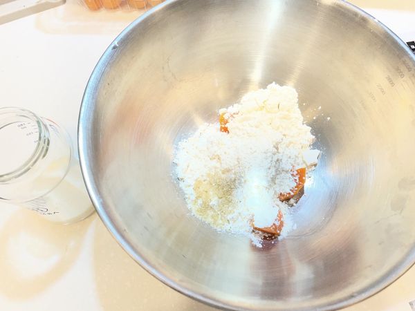 讓酵母活躍:先用45度左右的cc溫水(配方奶)將酵母攪拌均勻，再將已融化的酵母水倒入其他材料裡。