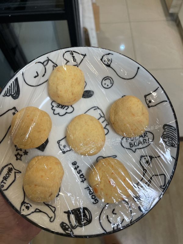 取出後麵團排氣，分成6個小球，再度40度發酵20分鐘