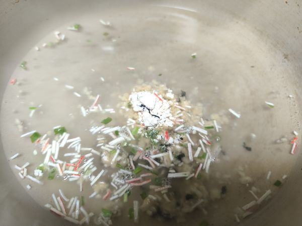 鍋中倒入1200克的水和康寶海鮮總匯濃湯粉攪拌均勻，煮至沸騰。