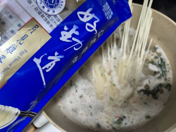 水沸騰後放入「統一好勁道月見雞蛋風味麵」，邊煮邊攪拌開「統一好勁道月見雞蛋風味麵」麵條。