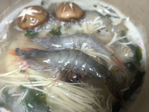 煮了3分鐘後，再放入蛤蠣鮮蝦新鮮香菇煮4分鐘。