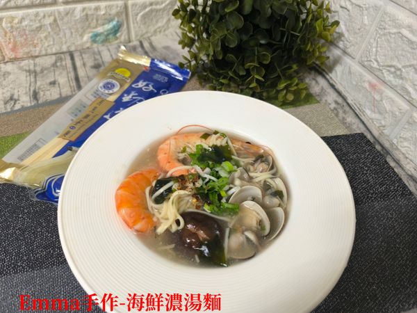盛入湯碗中，再撒上蔥花和少許的七味辣椒粉，就完成美味的海鮮濃湯麵囉~~