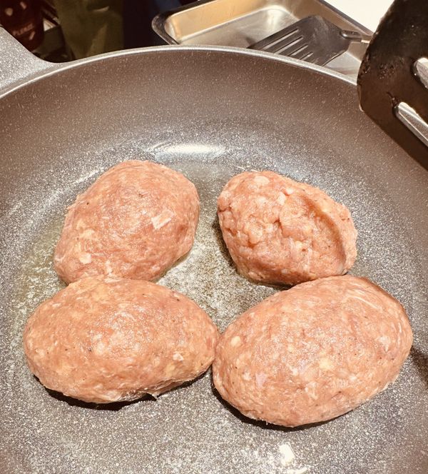 鍋中加入無鹽奶油，油熱後將塑形好的漢堡排放入鍋中，中小火煎至兩面各約略2分鐘上色定型後取出備用。