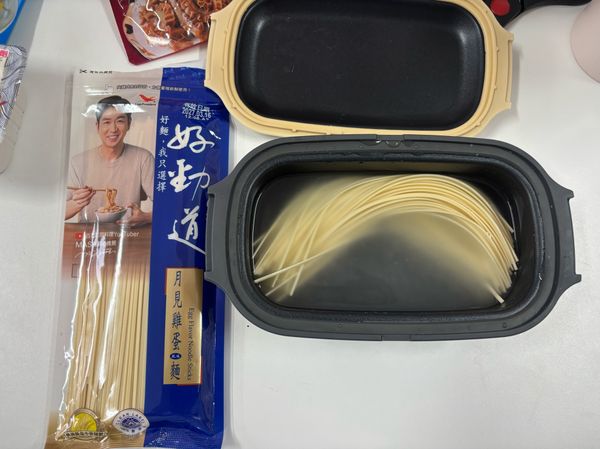 使用3coin微波神器，將熱水淹過月見雞蛋麵，記得蓋上蓋子微波5分鐘麵條的硬度剛好