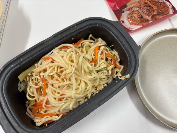將熱水倒乾後加入涼拌干絲，攪拌均勻