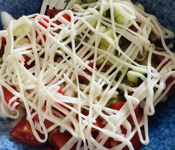 食材於碗中拌勻後加沙拉加鹽