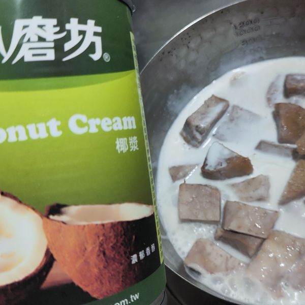 倒入椰奶繼續加熱。