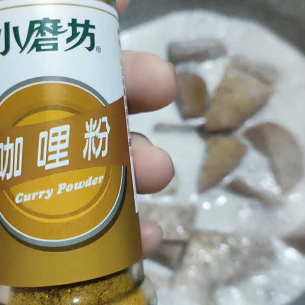 這時候灑上少許的咖哩粉調味，這樣的調味會讓甜品不會過於甜膩，帶點咖哩的香氣。