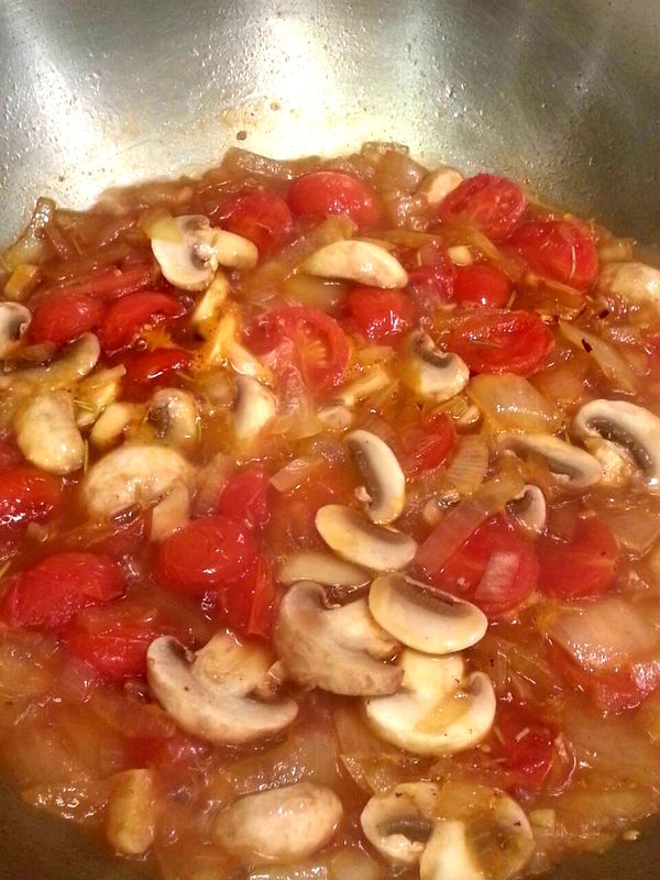 先用橄欖油把洋蔥炒香，再放入蕃茄和洋菇，還有迷迭香。 
起鍋前加一點砂糖。