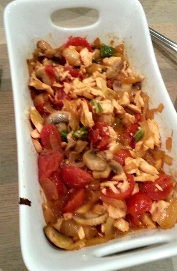 等鮭魚烤熟~可因個人喜好決定是否拌碎於料中。
可加煮熟的秋葵做調色。