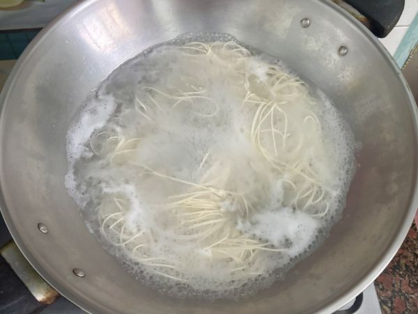 大火煮滾一鍋水，將統一好勁道天禧麵線以扇形散開放入水中，轉中火煮3分鐘