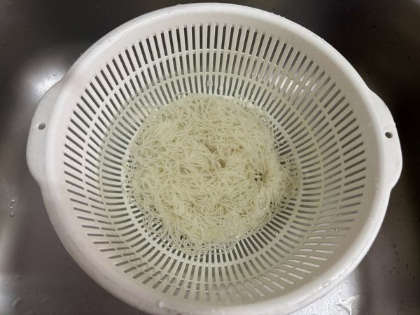 將麵線撈起沖冷開水後，瀝乾備用